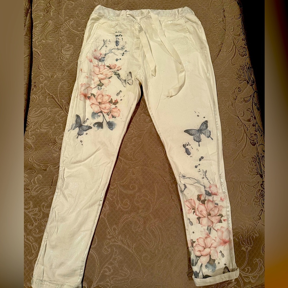Size 8 made in Italy. Elastic waste straight leg. White with flowers